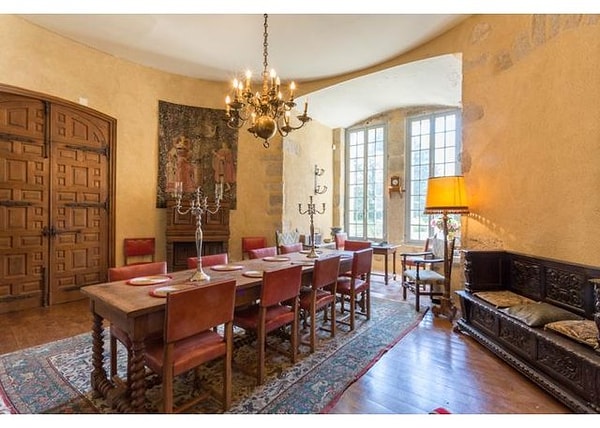 7. Однако в замок расчитан на 10 человек, так что если скинуться, то сумма будет не такой уж большой