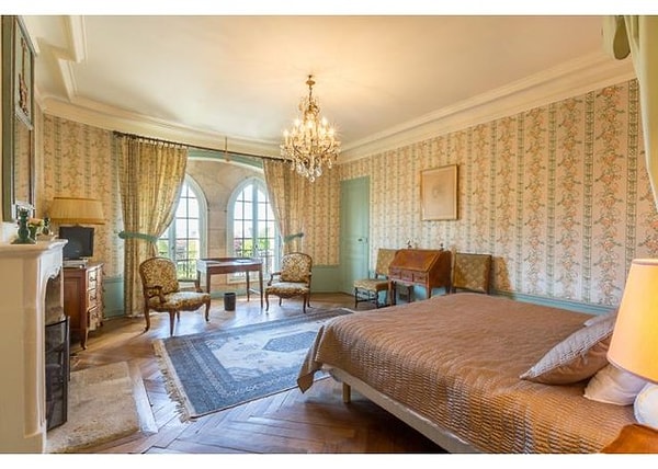 12. Замок находится в пригороде Парижа, что дает вам возможность также посетить "город любви"