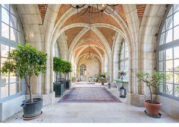 13. В замке работает персонал, который поможет вам с вашими нуждами