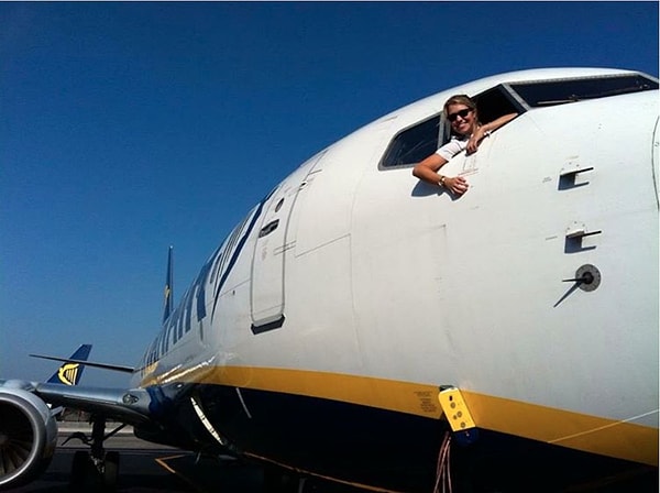 Девушка пилотирует Boeing 737