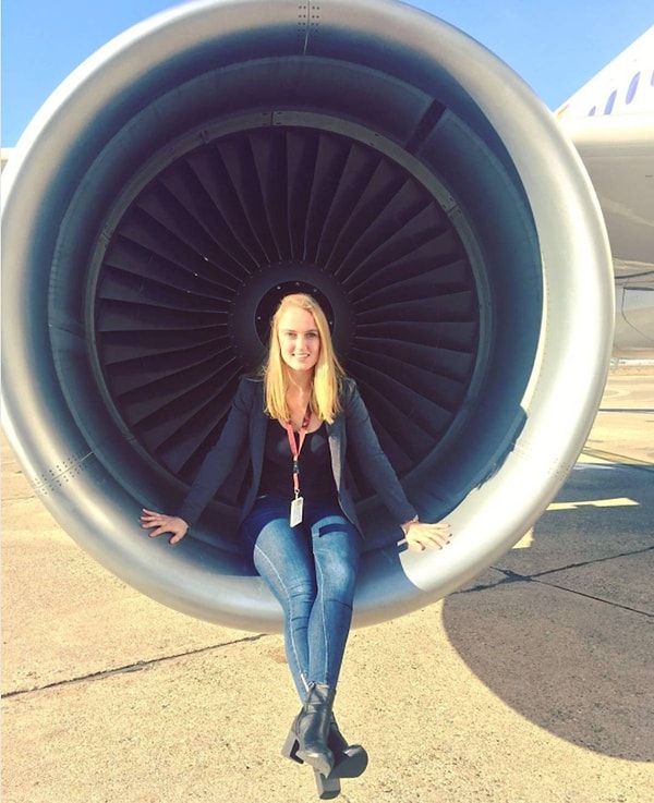 Она летает на Boeing 717