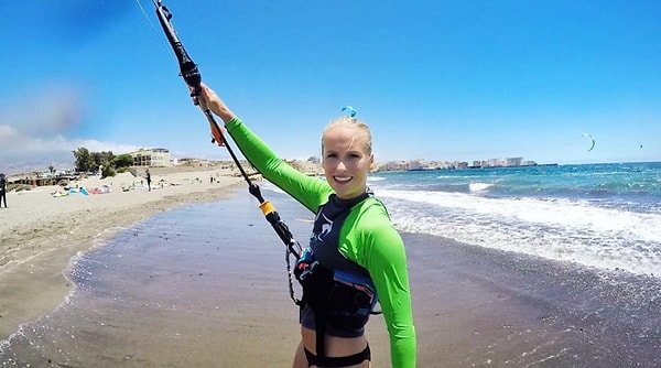 В свободное от полетов время Мария занимается кайтсерфингом...