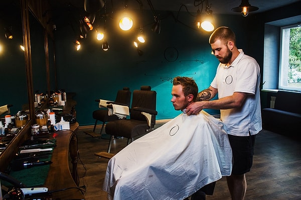 4. А у вас тоже, когда садитесь в кресло парикмахера, и вас накрывают накидкой, жутко начинает чесаться нос?