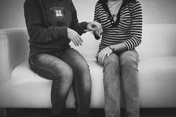 6. А если вдруг с кем-то одновременно сказали одно и то же слово, то хочется подержаться за черное и загадать желание?