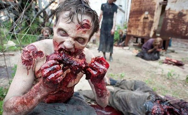 9. В "Ходячие мертвецы" актеры, играющие зомби, и актеры, играющие людей, обедали отдельно