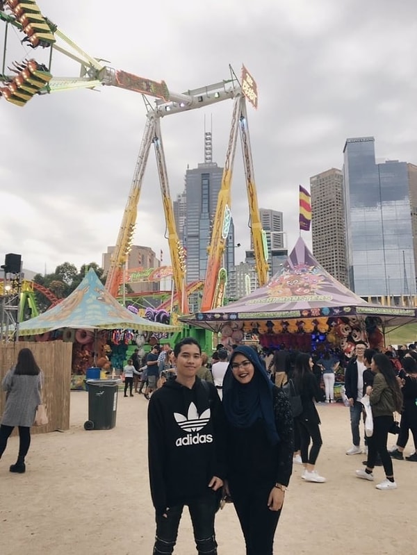Lyana Azman ve sevgilisi Amin Fouzi ile tanışın. Malezyalı 21 yaşındaki gençler Melbourne'da okuyorlar.