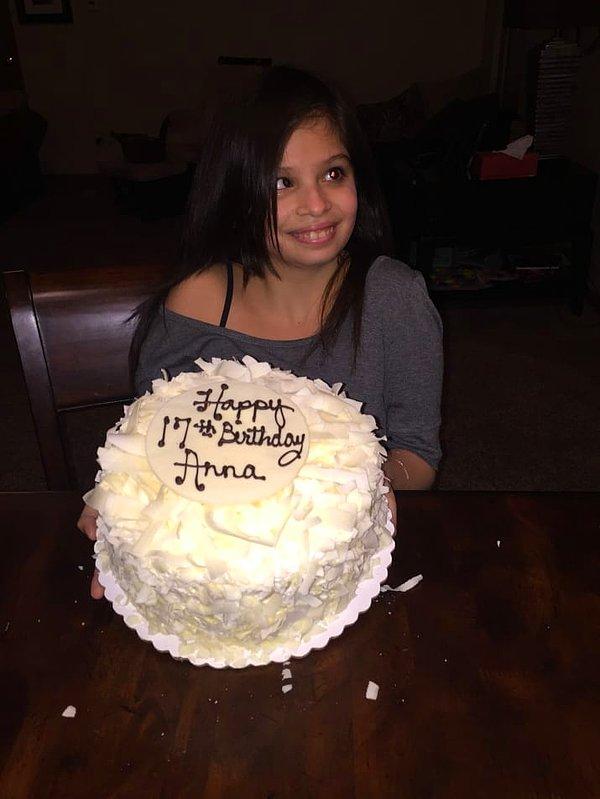 Bu da 17 yaşındaki görme engelli kız kardeşi Annalicia Herrera: