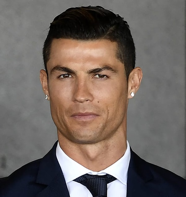 6. Криштиану и его бюст сразу стали предметом фотожаб и мемов.