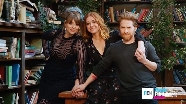 7. На этом снимке любовный треугольник: Уиллоу (Элисон Ханниган), Тара (Эмбер Бенсон) и Оз (Сет Грин).