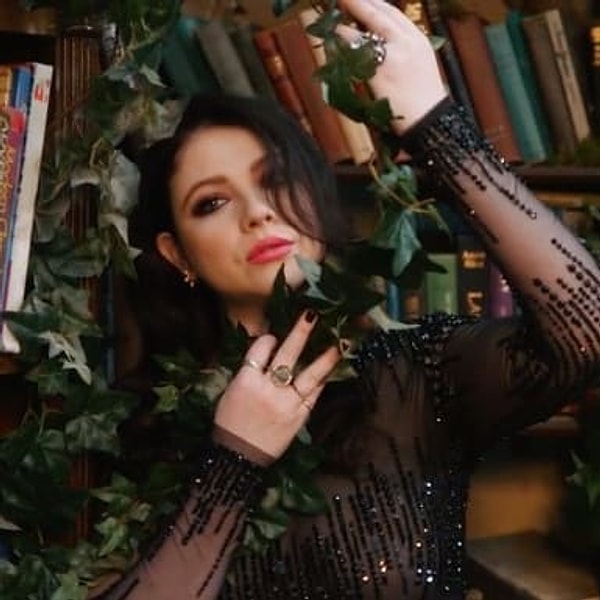 11. Даже сестра Баффи Дон (Мишель Трахтенберг) и мама Джойс (Кристин Сазерленд) присутствовали на фотосессии.