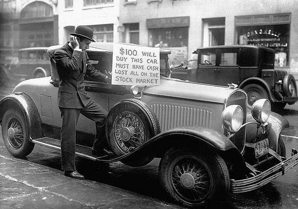 5. Büyük Buhran sebebiyle yeni Chrysler marka arabasını ihtiyacı olduğu için değerinin çok altında satan bir adam, 1929.