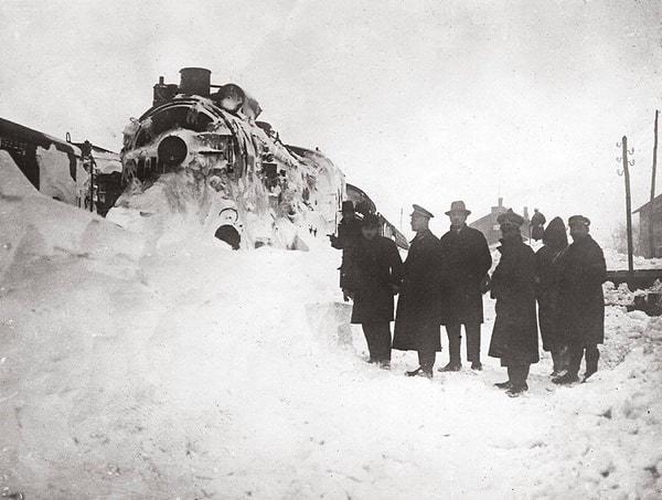 24. Çerkezköy yakınlarında kar yüzünden saplanıp kalmış Şark Ekspresi, Türkiye, 1929.
