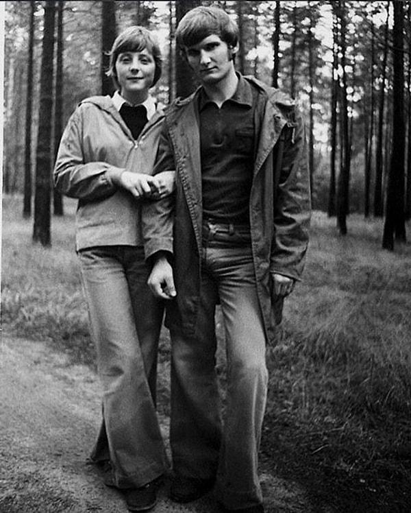 17. İlk eşiyle poz vermiş gençlik çağlarındaki  Angela Merkel, 1975.
