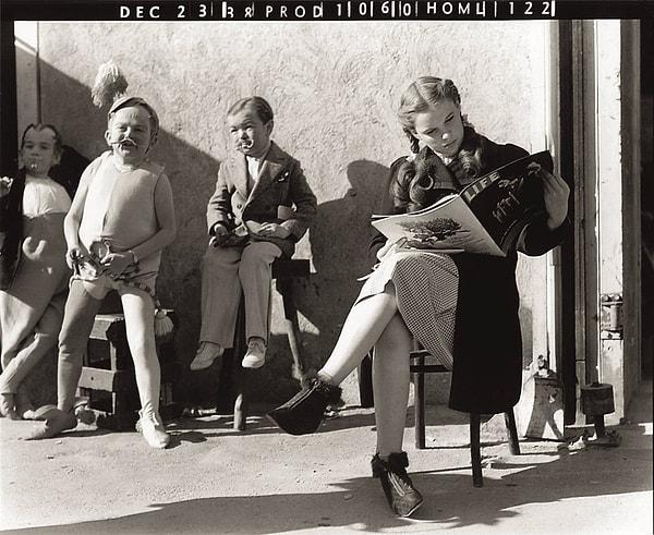 18. Oz Büyücüsü filminin çekimleri sırasında molaya çıkmış filmin yıldızı Judy Garland Life dergisi okurken, 1938.