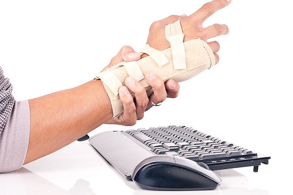 7. Когда зависает страница сайта, начинаете двигать мышкой по столу из стороны в сторону, хотя прекрасно понимаете, что это не ускорит процесс.