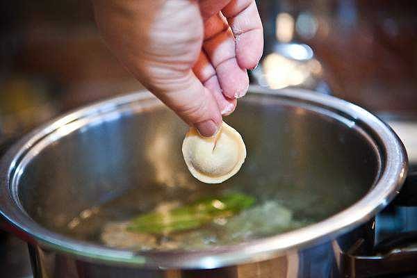 17. А вы, когда кидаете пельмени в кастрюлю, уворачиваетесь, чтобы не ошпарило?