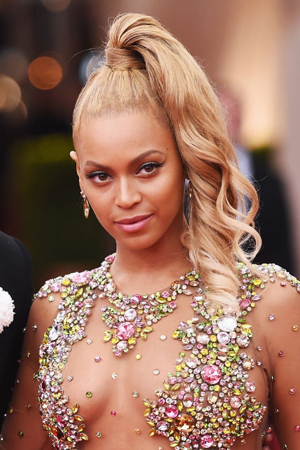 3. Красотка Бейонсе и ей романтический образ с хвостом из локонов: