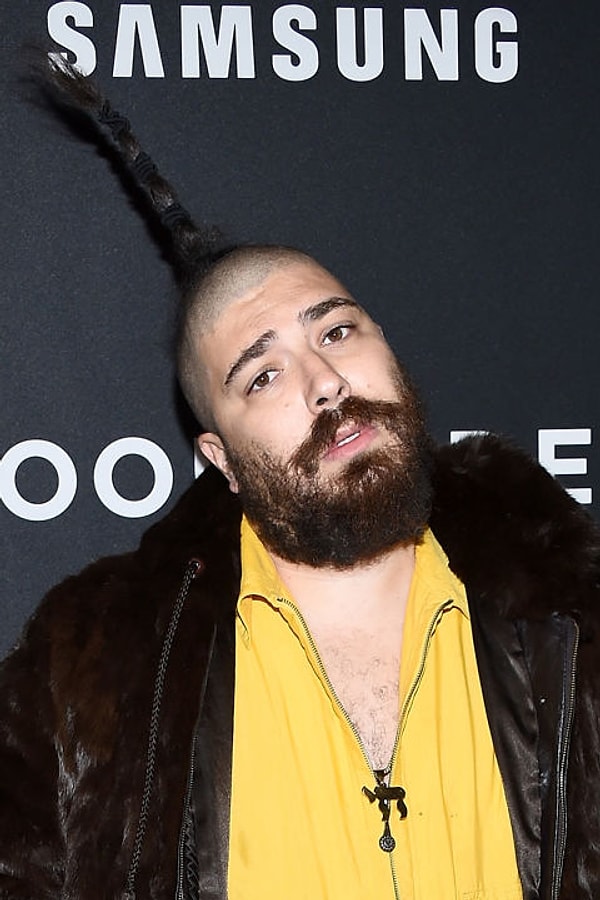 10. Эм... А что вы думали? Это фирменный знак модели Джоша Островского: