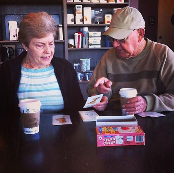 8. "Bu sabah Starbucks'da bu çifte denk geldim. John adındaki bu adam, hafızasını kaybetmiş eşi Linda'ya alfabeyi yeniden öğretiyordu. Aşk, sabır ve anlayış..."