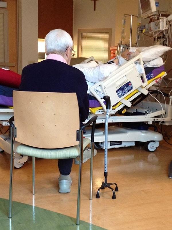 12. "Aşk çok garip. 90 yaşındaki büyük babam, büyük annemin açık kalp ameliyatından sonra 4 gün boyunca bu sandalyeyi terk etmedi."