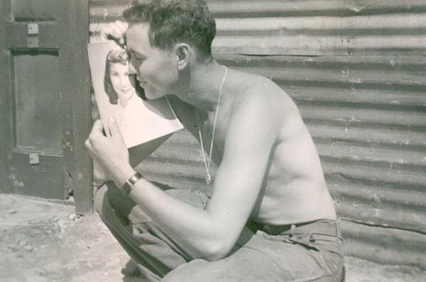 18. "Büyük babam Kore Savaşı'ndayken büyük annem ona kendi fotoğrafını gönderiyor. Büyük babam ise böyle bir fotoğrafla karşılık veriyor."