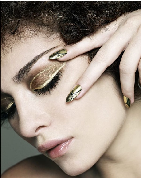 1. Золотой с черным "кружевом"