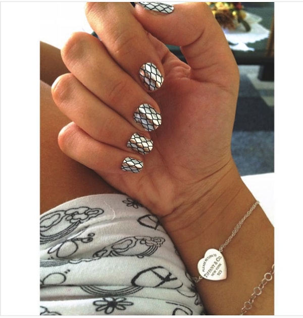 2. Серебристый с черной сеточкой