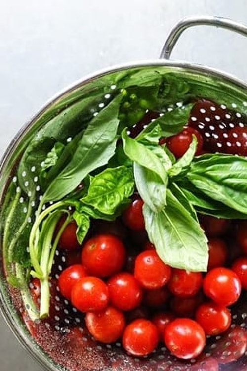 Domatesli, fesleğenli ve sarımsaklı makarna