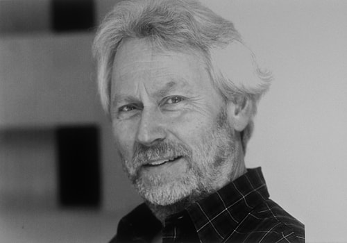 Öncüleri arasında Donald Judd, Carl Andre, Sol LeWitt, Frank Stella gibi isimler bulunuyor.