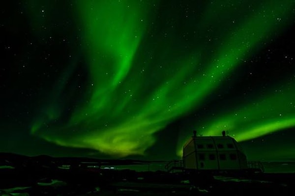 9. Знатоки утверждают, что определенные цвета появляются на небе благодаря различным газам, находящимся в атмосфере Земли