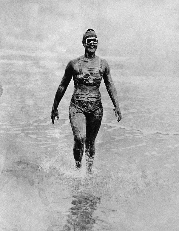 21. Manş Denizi'ni yüzerek geçen ilk kadın olmak adına, suda kendisini soğuktan korumak için vücudunu domuz yağı ve petrole bulayan Gertrude Ederle, 6 Ağustos 1926.