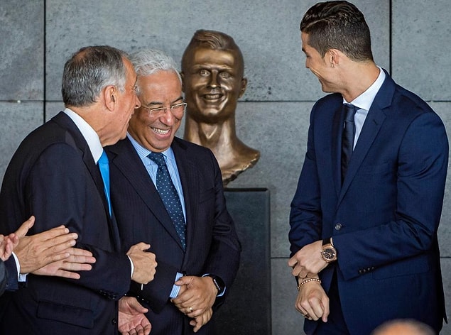 15. Sculptor Emanuel Santos, on the other hand, has said that he has not taken any of the derision to heart. "It's impossible to please the Greeks and the Trojans. Not even Jesus pleased everyone," he said.