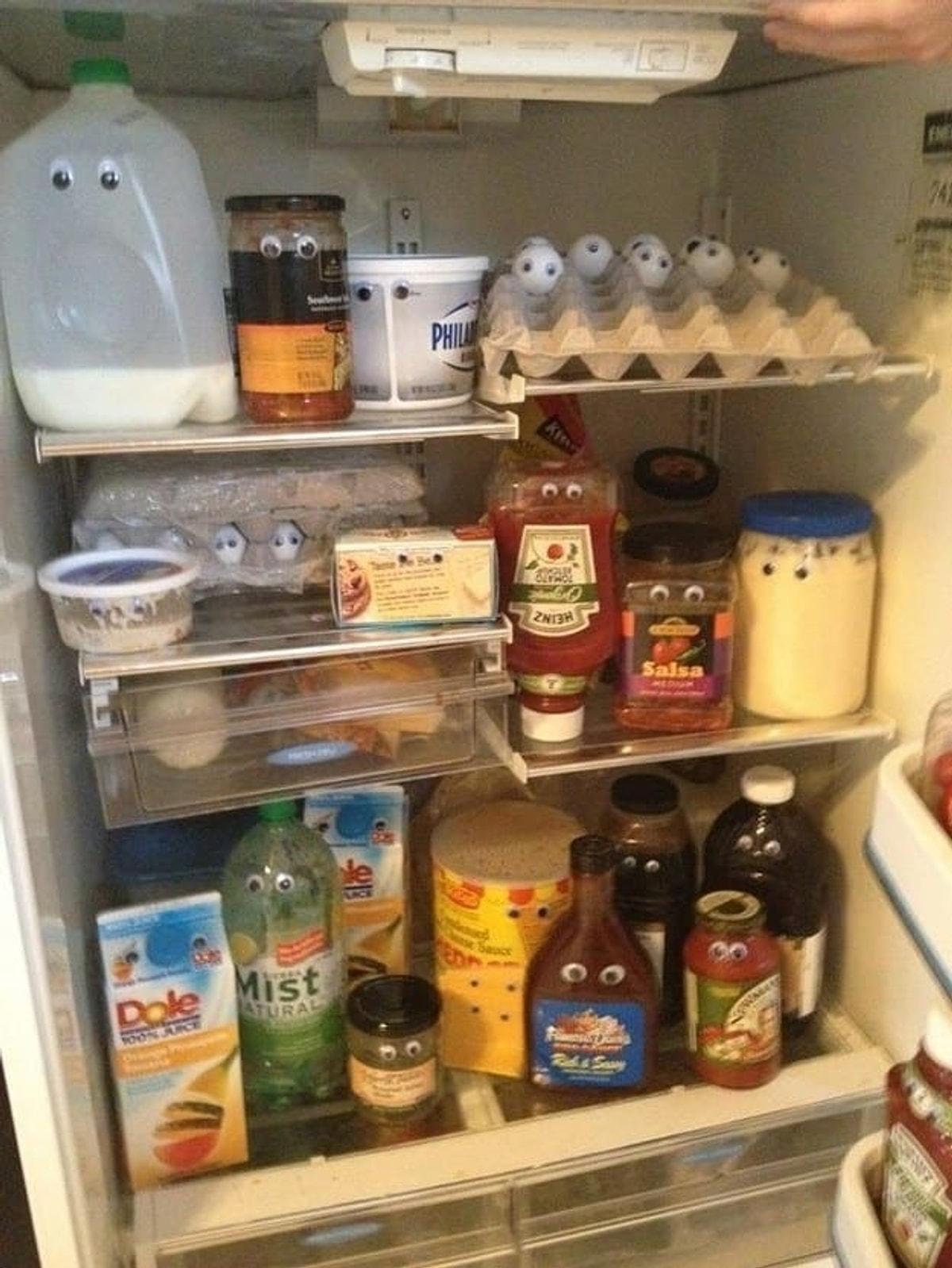 Приколы на 1 апреля дома. Холодильник с продуктами. Еда с глазами в холодильнике. Глазки на продуктах в холодильнике. Продукты с глазами в холодильнике.