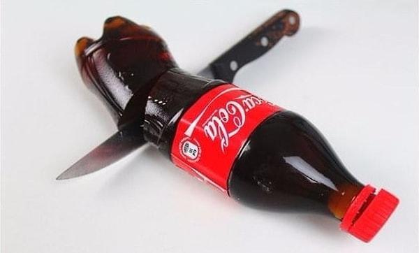 7. Kola şişesi içine kahverengi jöle koyup kesilip yenilebilen bir kola şişesi de denemek mümkün.
