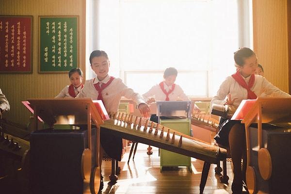 12. Kuzey Kore'de okullarda müzik eğitimi çok önemli. Ülke nüfusunun büyük bir çoğunluğu akordeon çalmayı biliyor.
