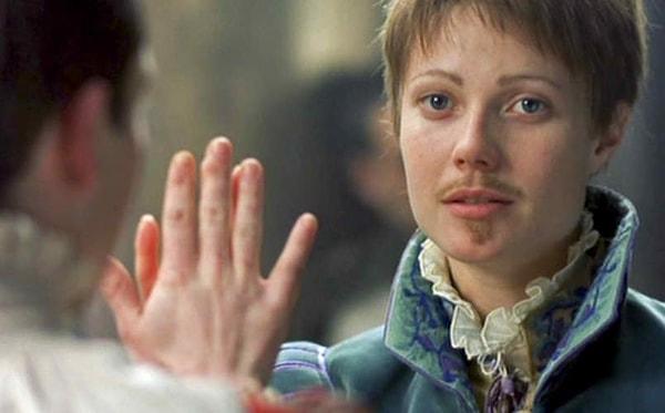 4. Shakespeare'in Viola karakteri pek çok ünlü oyuncu için cinsiyet bükme testi oldu. Gwyneth Paltrow en başarıyla altından kalkanlardan!