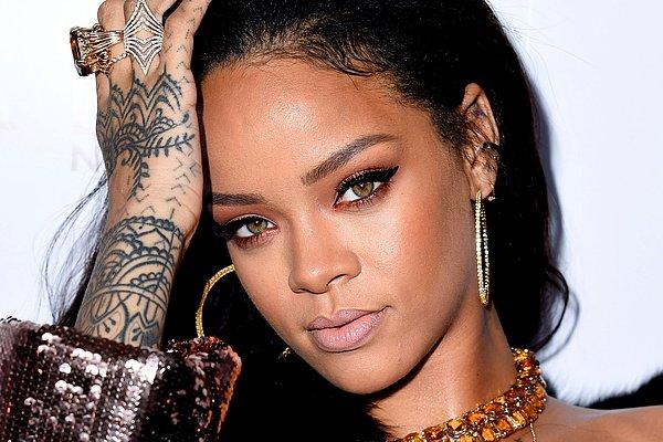 7. Rihanna 17 yaşındaki bir hayranının fotoğrafını sosyal medya hesaplarından paylaşarak kızcağızı yerin dibine gömdü.