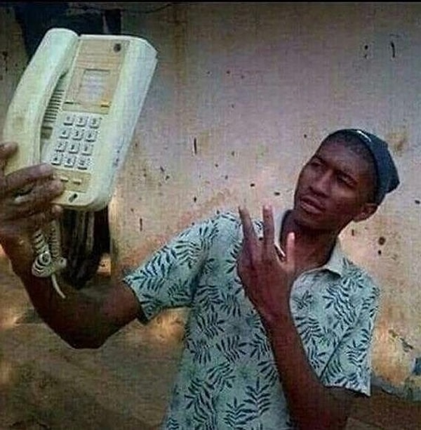 7. Я правильно понимаю, что он пытается сделать селфи с помощью домашнего телефона?