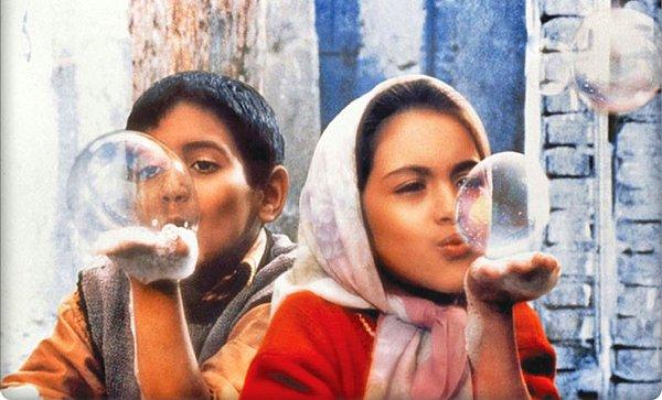 14. Majid Majidi'nin "Cennetin Çocukları" filmindeki fedakar kardeşler.