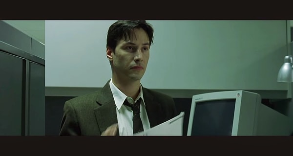 11. Сцена, в которой Нео сбегает с работы через окно, была снята без помощи каскадеров