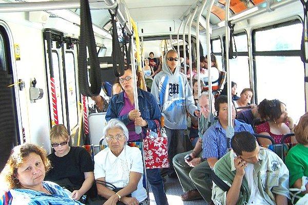 11. Otobüste ayakta beklerken kalkacak yolcuyu belirleyip boşalan koltuğu şak diye oturmak