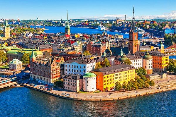 11. Tam 14 tane ada ve 50’den fazla köprüsüyle, kökleri 13. yüzyıla dayanan arnavut kaldırım ara sokaklarıyla rengarenk bir şehir; Stockholm.