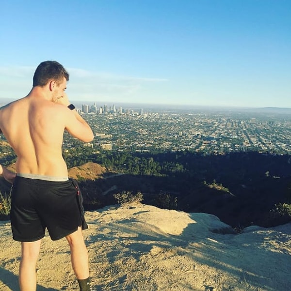 4. Если вы находитесь в отпуске, используйте любую возможность потренироваться. Поверьте, заниматься спортом можно везде, главное быть оригинальным!