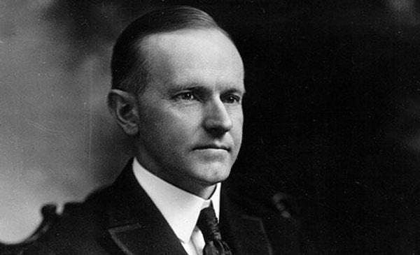 1. Eski ABD başkanı Calvin Coolidge ofisindeki acil durum butonuna sık sık basar, korumaları telaş içinde içeriye dalarken masasının altında saklanıp eğlenirdi.
