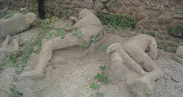 8. Patlayan volkan neticesinde ortadan kalkan Pompeii şehrindeki graffiti’lerden birinde şöyle yazıyor: “Ağlayın kızlar. Penisim sizden vazgeçti. Artık erkeklerle haşır neşir. Elveda!”