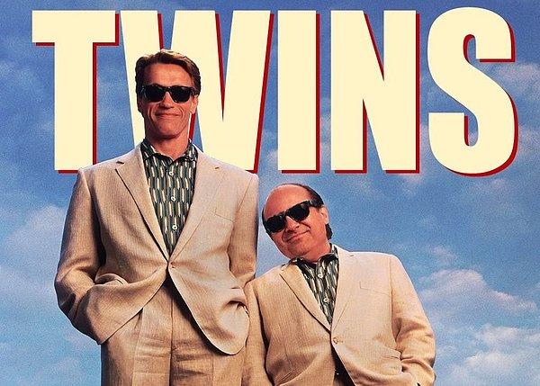 8. 90'larda izlediğimiz "İkizler" filminin bir garip ikizlerini canlandıran Arnold Schwarzenegger ve Danny DeVito.