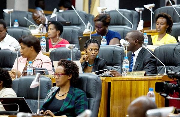 Kadınların parlamentodaki temsili sıralamasında ise Ruanda yüzde 61,3 oranıyla birinci sırada yer alıyor.