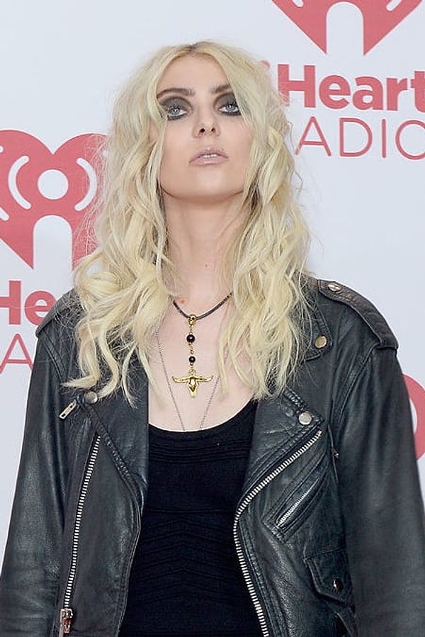 4. Дженни Хамфри, известная как Тейлор Момсен