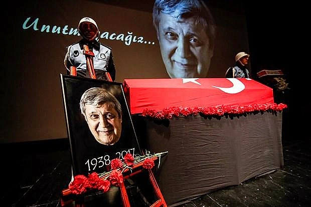 Yeşilçamın Emektar Sanatçısı Halit Akçatepe Son Yolculuğuna Uğurlandı Yeşilçamın Emektar Sanatçısı Halit Akçatepe Son Yolculuğuna Uğurlandı