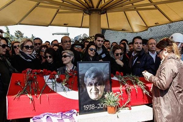 Emektar oyuncunun naaşı Üsküdar'daki Şakirin Camii'nde kılınan cenaze namazının ardından Karacaahmet Mezarlığı'nda defnedildi